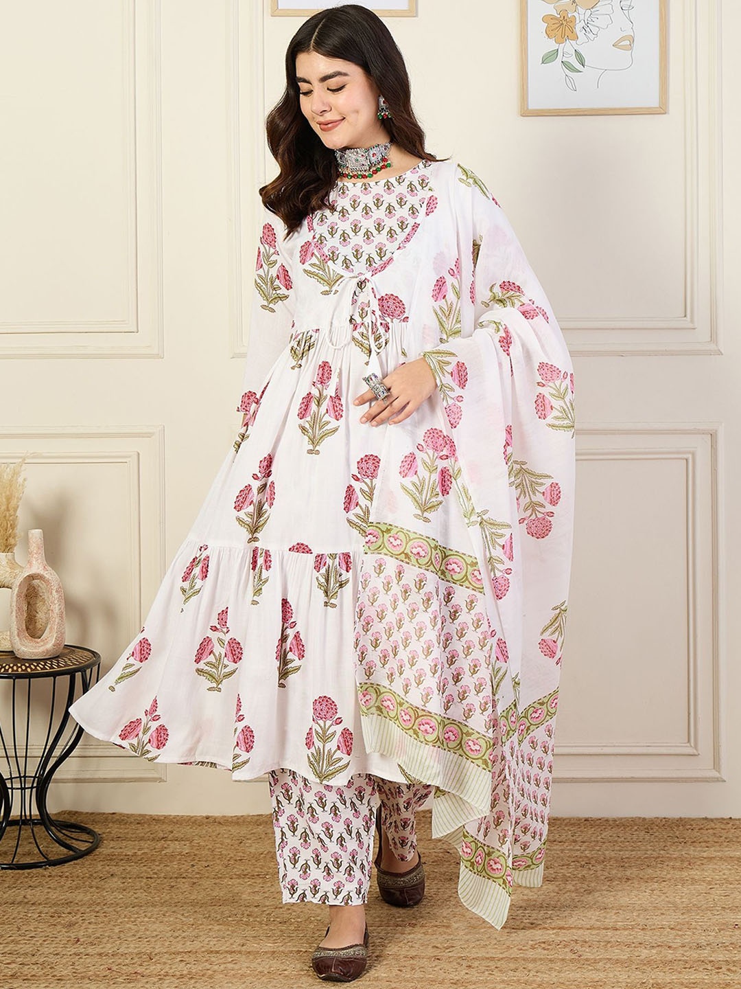 

DIVASTRI Women Floral Printed Regular Kurta with Trousers & With Dupatta, White