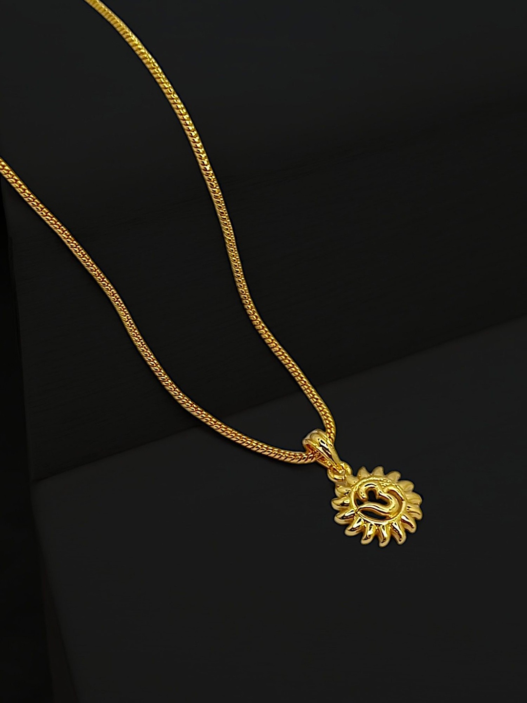 

FEMMIBELLA Gold-Plated Geometric Pendants with Chains