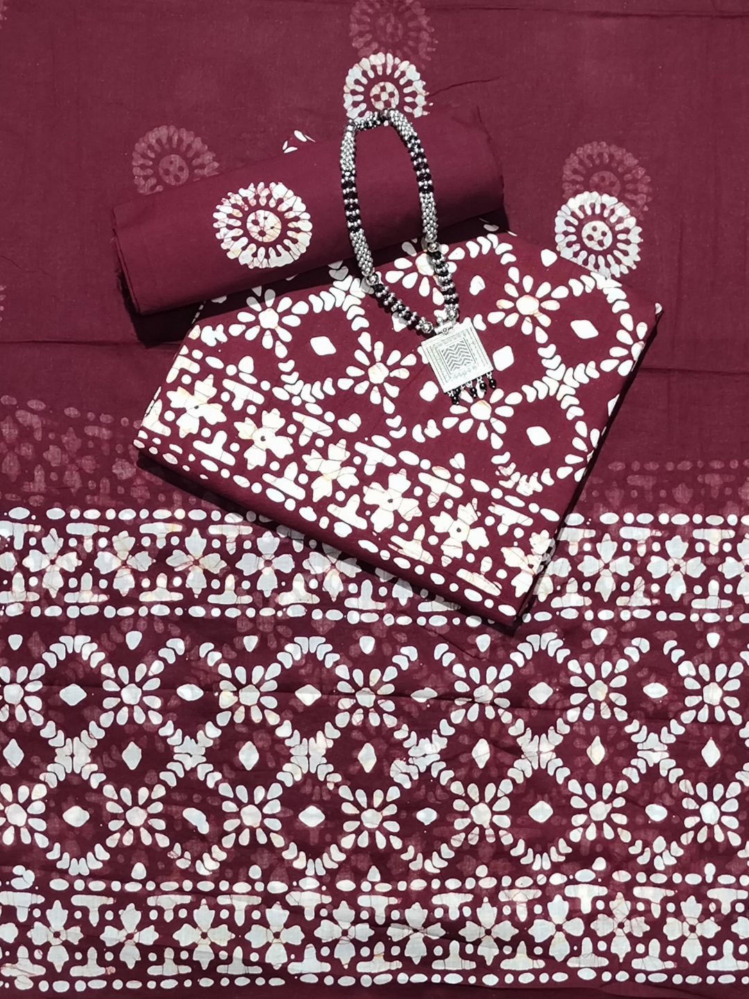 

Farooq Dyeing Printed Pure Cotton Unstitched Dress Material, Maroon