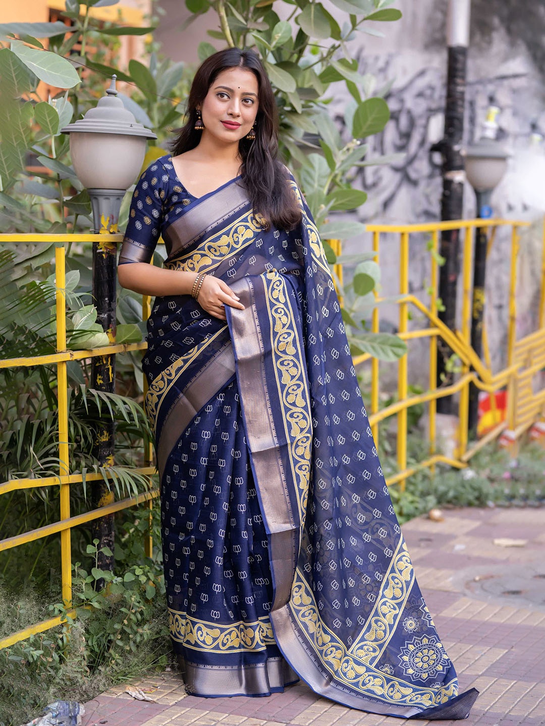 

LeeliPeeri Designer Floral Zari Saree, Blue