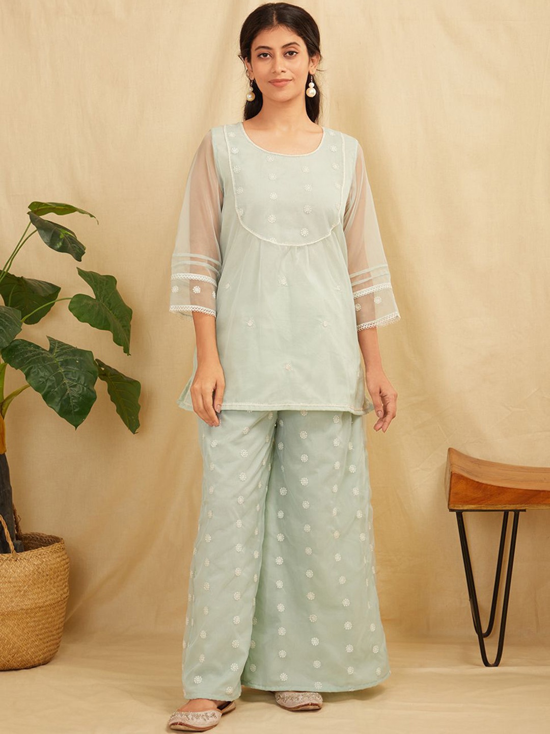 

zuri Women Ethnic Motifs Embroidered Regular Thread Work Kurti with Trousers, Green