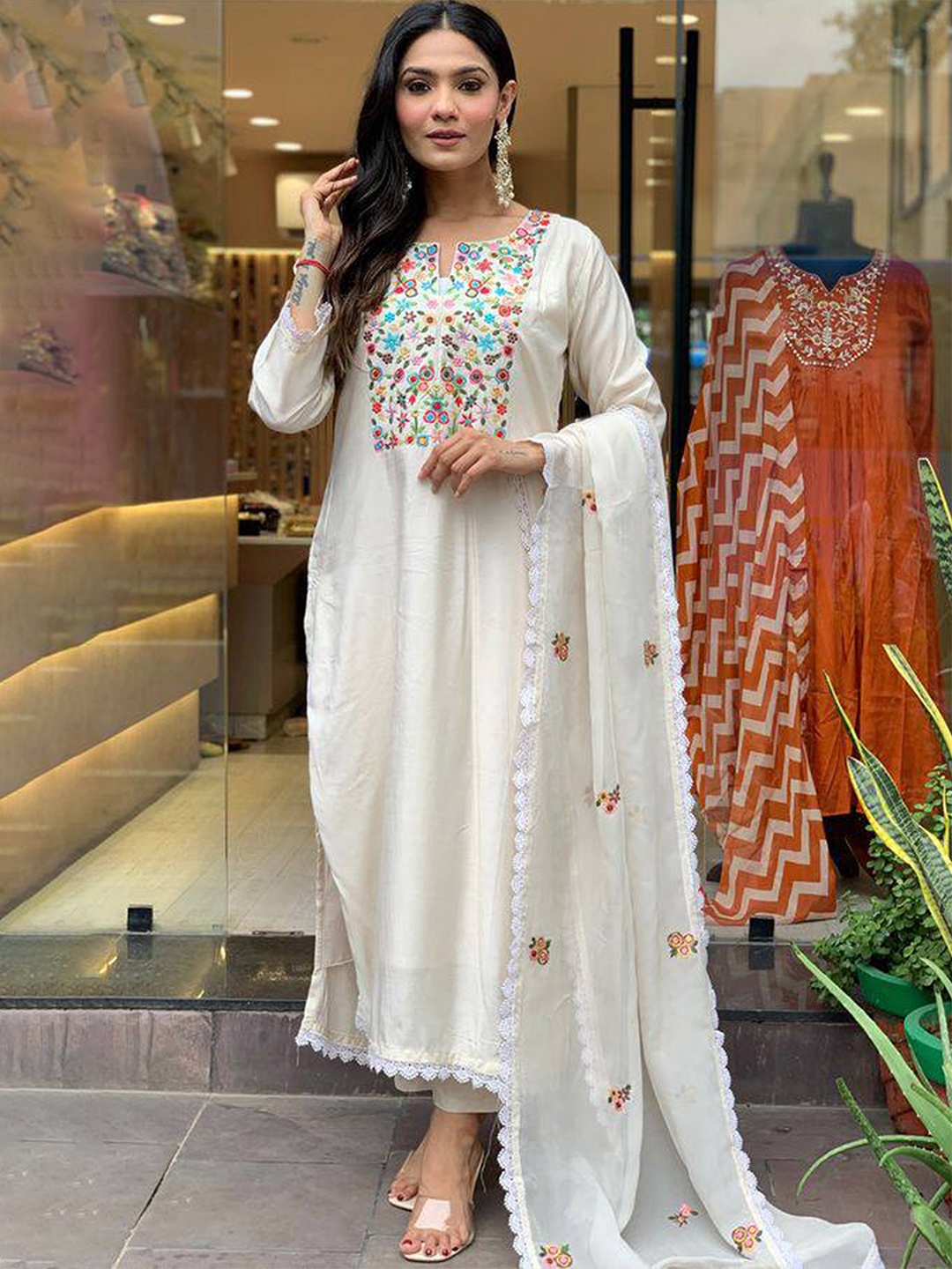 

Ekta Textiles Women Ethnic Motifs Embroidered Regular Thread Work Chanderi Silk Kurta with Pyjamas & With, Cream