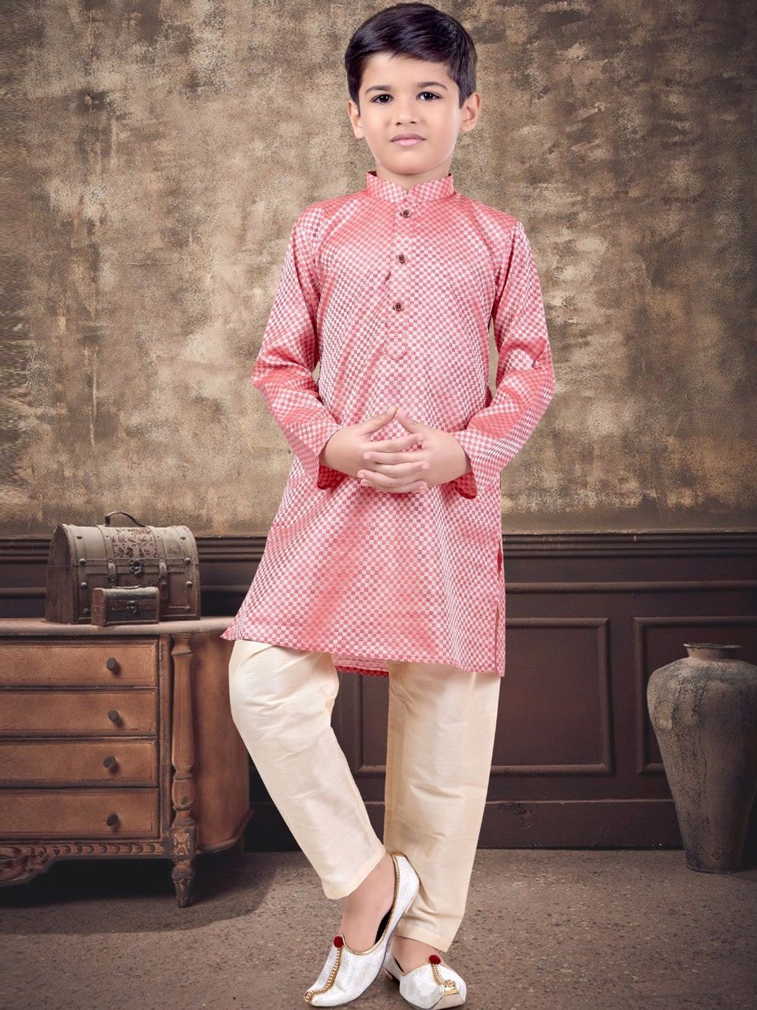 

Pehanaava Boys Yoke Design Thread Work Kurta, Pink