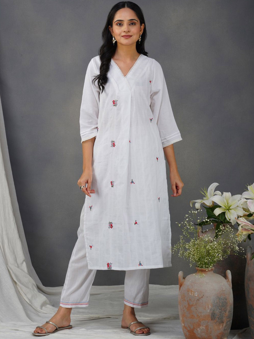 

zuri Women Ethnic Motifs Embroidered Regular Thread Work Pure Cotton Kurta with Trousers, White