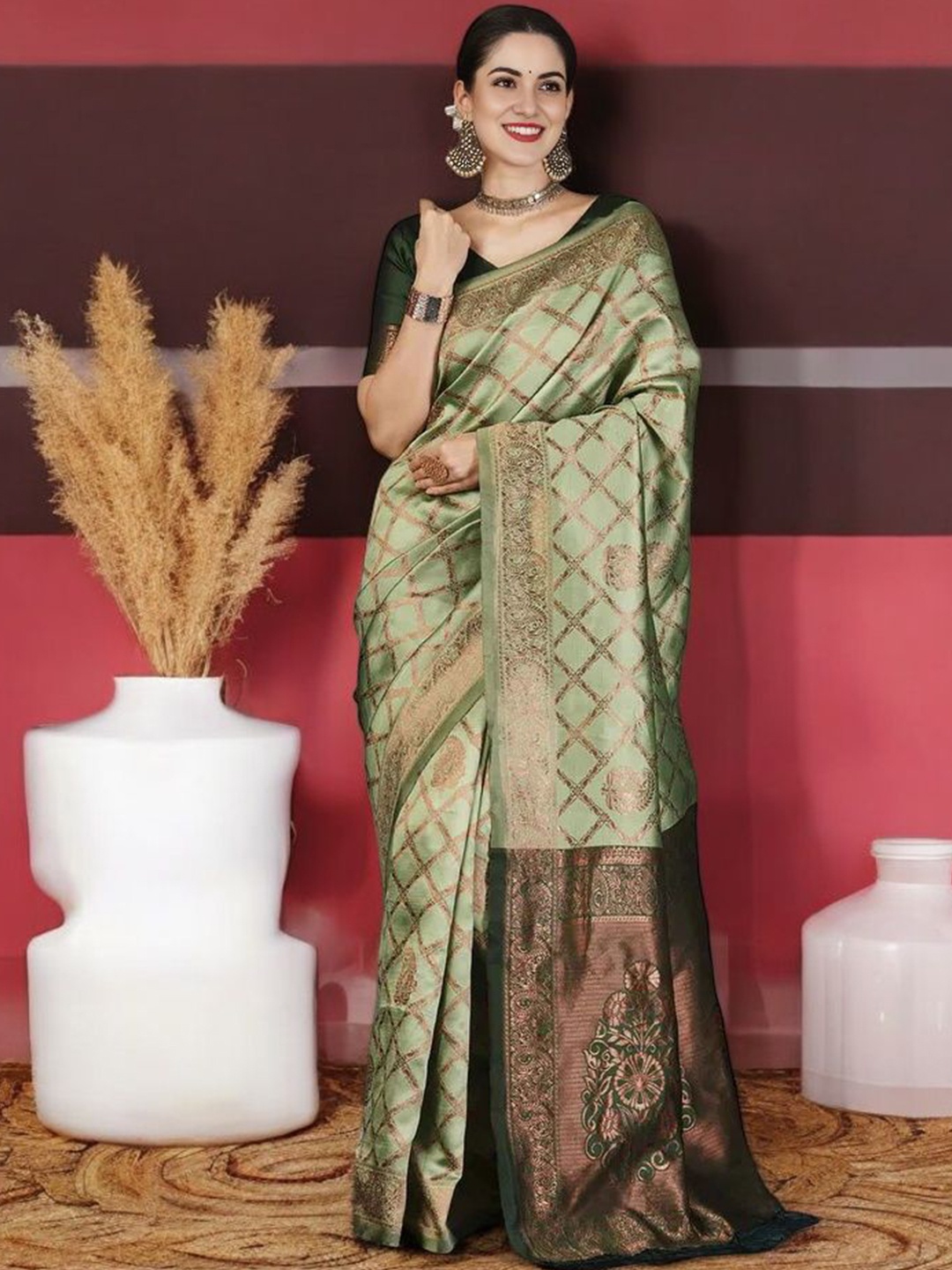 

DIVASTRI Woven Design Zari Silk Blend Banarasi Saree, Green
