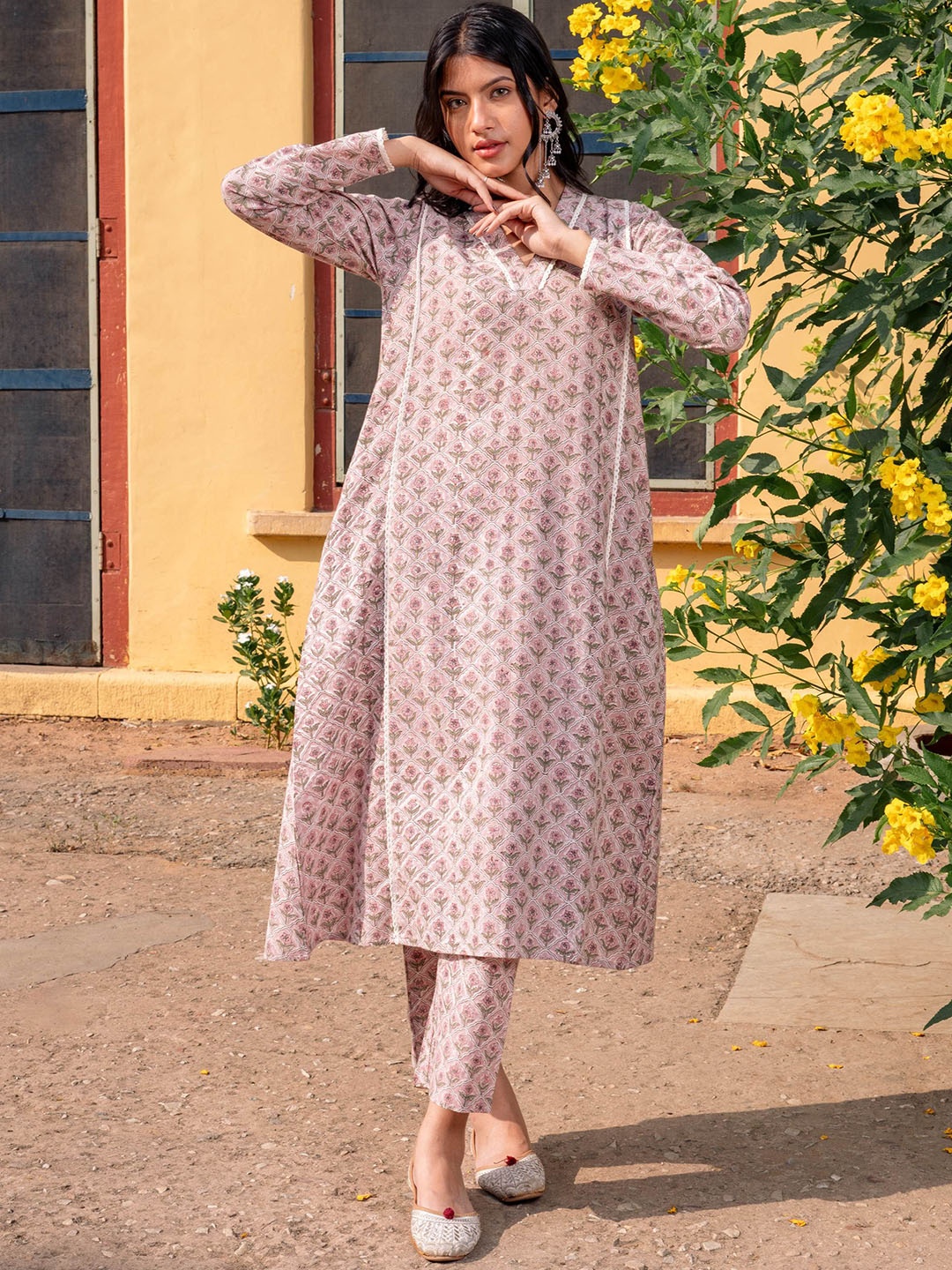 

SHILPI HANDICRAFTS Women Floral Printed Regular Kurta with Trousers, Beige