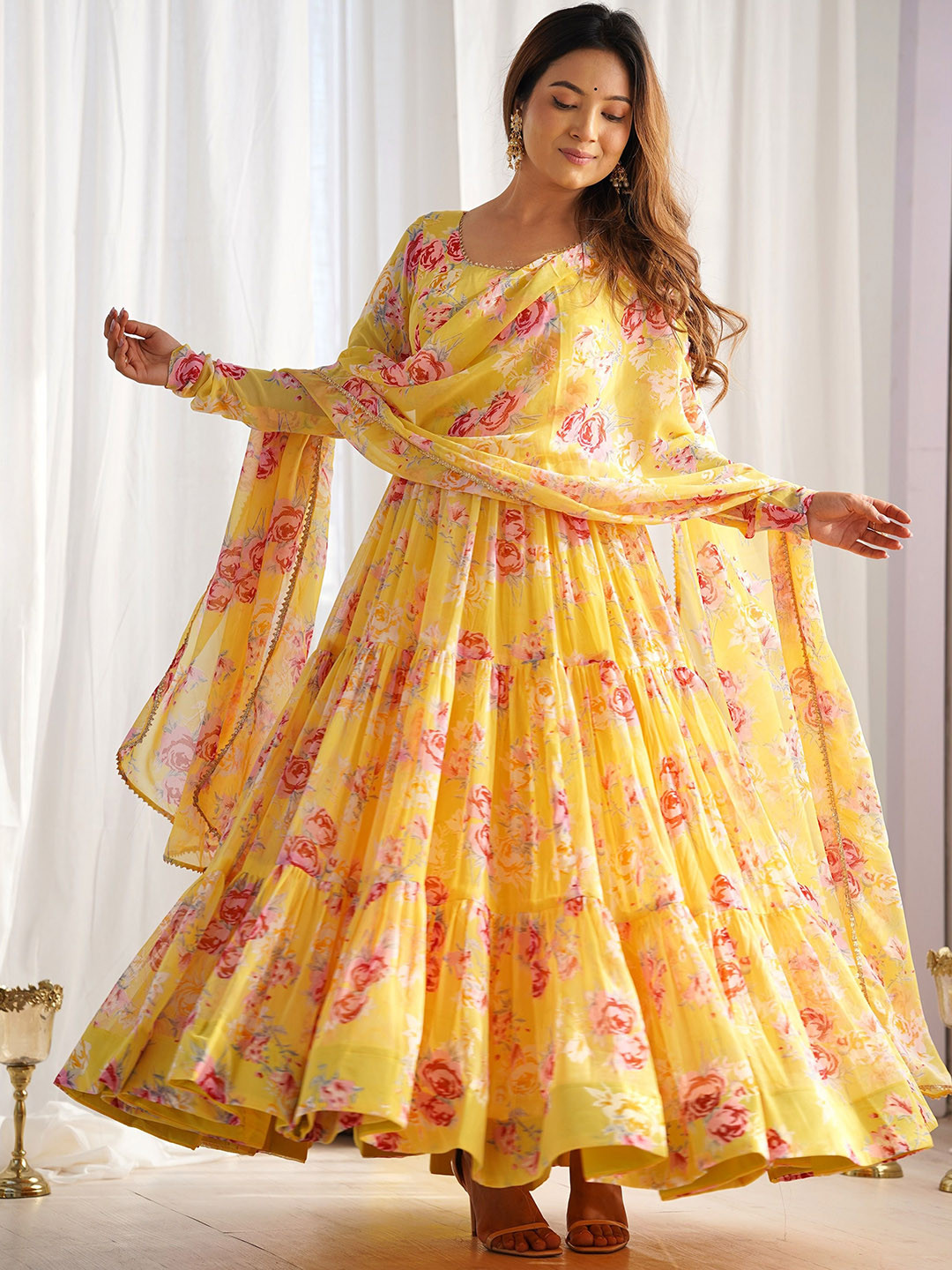 

CULTISE QUEEN Women Floral Printed Tiered Gotta Patti Pure Silk Kurta with Trousers & With Dupatta, Yellow