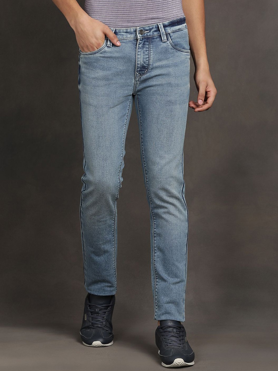 

Turtle Men Narrow Tapered Fit Light Fade Stretchable Jeans, Blue