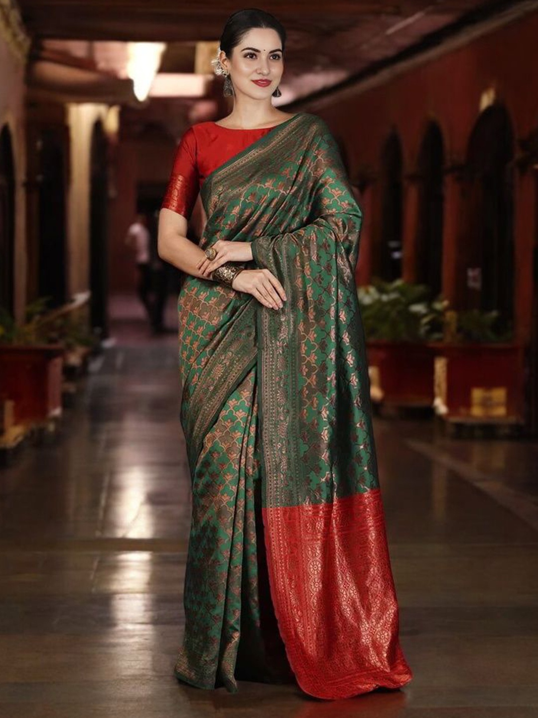 

DIVASTRI Woven Design Zari Silk Blend Banarasi Saree, Green