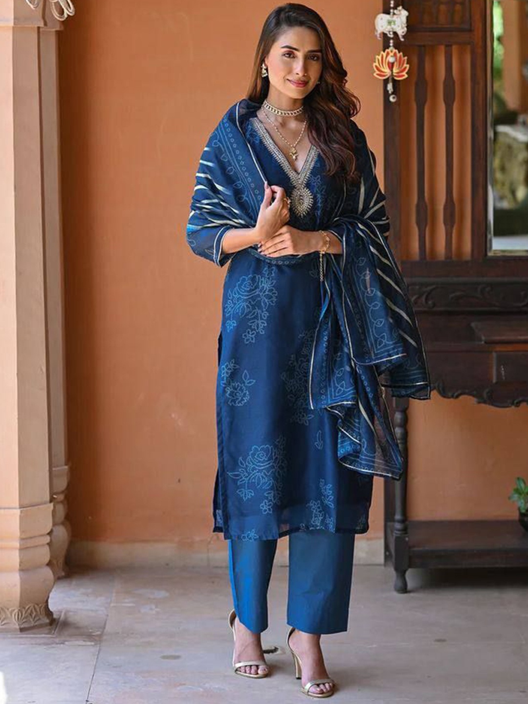 

REALLTREND Women Floral Printed Regular Thread Work Kurta with Trousers & With Dupatta, Navy blue