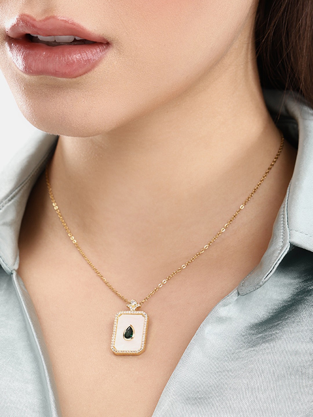 

DressBerry Rectangular Shape Pendant with Chain, Gold