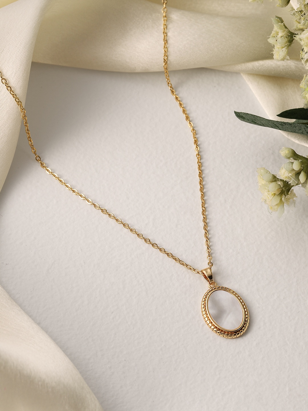 

DressBerry Oval Shape Pendant with Chain, Gold