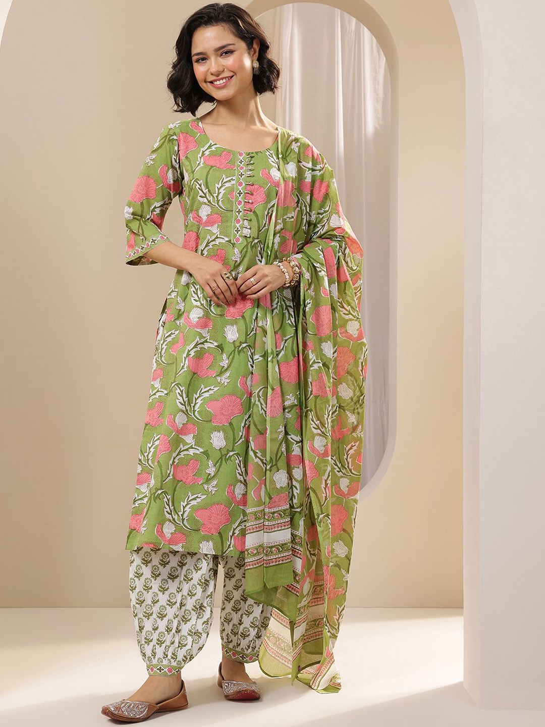

Libas Women Floral Printed Regular Kurta with Salwar & With Dupatta, Green