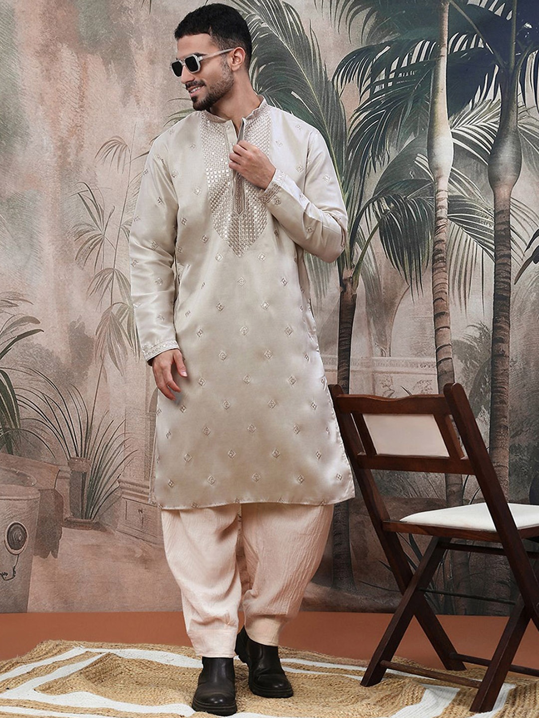 

Sangria Chic V Pattern Chikankari Kurta With Sequin, Grey