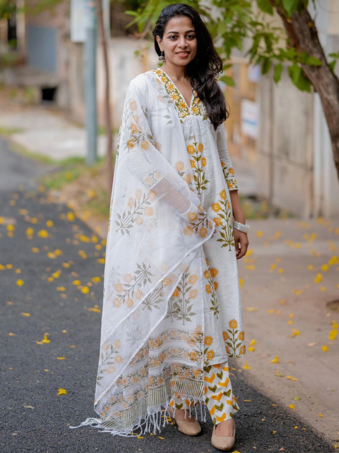 

Anni Designer Women Floral Printed Regular Kurta with Trousers & With Dupatta, White