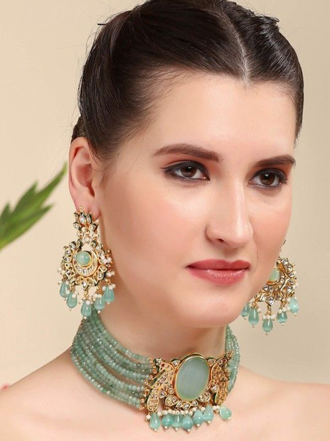 

AURAA TRENDS 22K Gold-Plated Kundan Studded & Beaded Jewellery Set