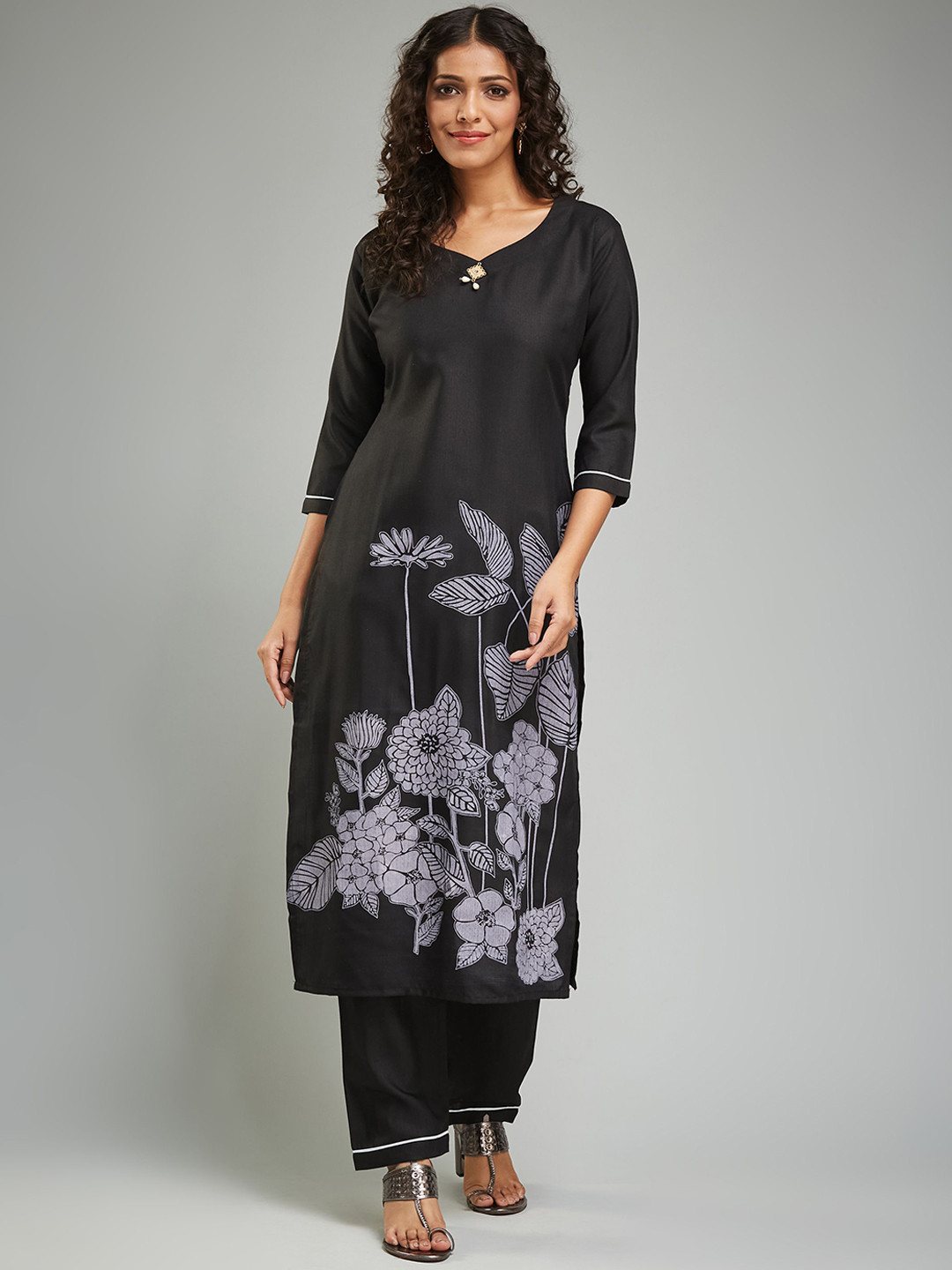 

Anara Women Floral Printed Regular Kurta with Pyjamas, Black