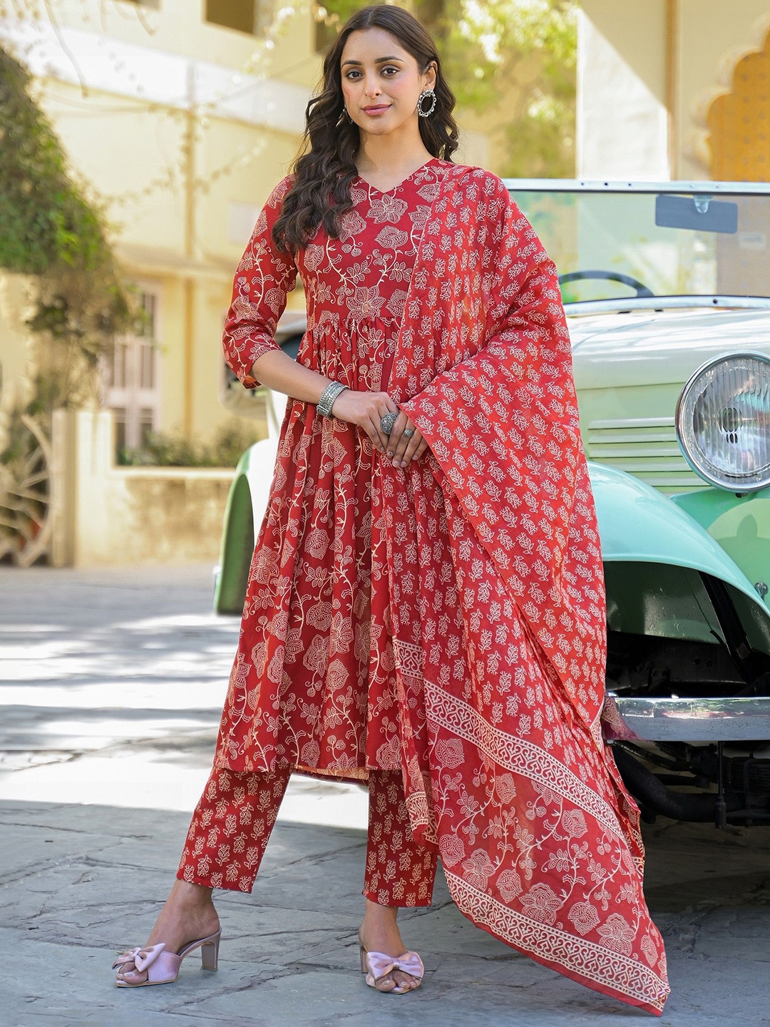 

DIVASTRI Women Floral Printed Regular Kurta with Trousers & With Dupatta, Red