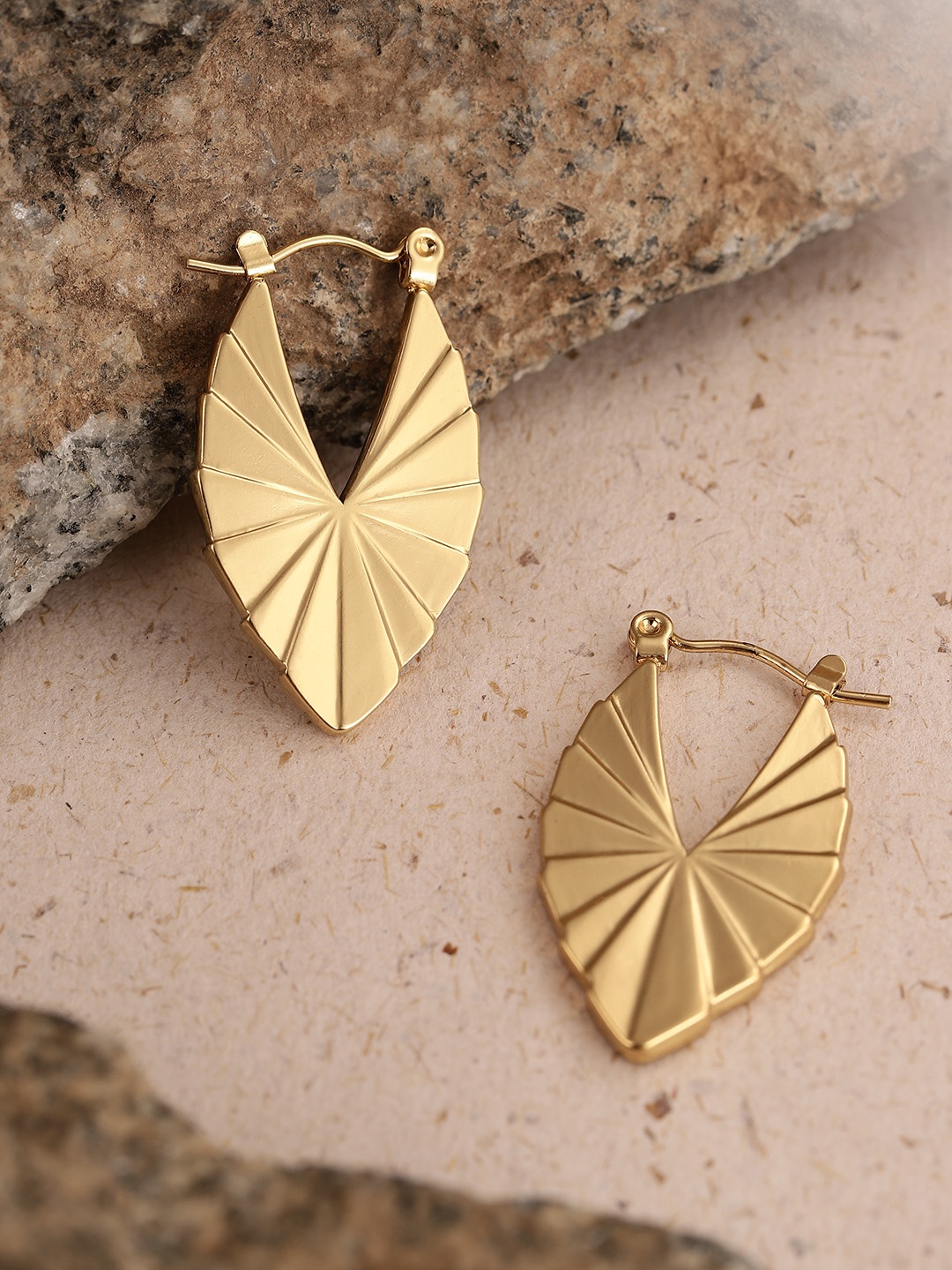 

DressBerry Contemporary Mini Hoop Earrings, Gold