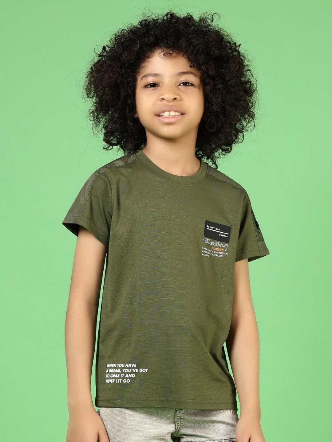 

V-Mart Boys Printed Pockets T-shirt, Olive