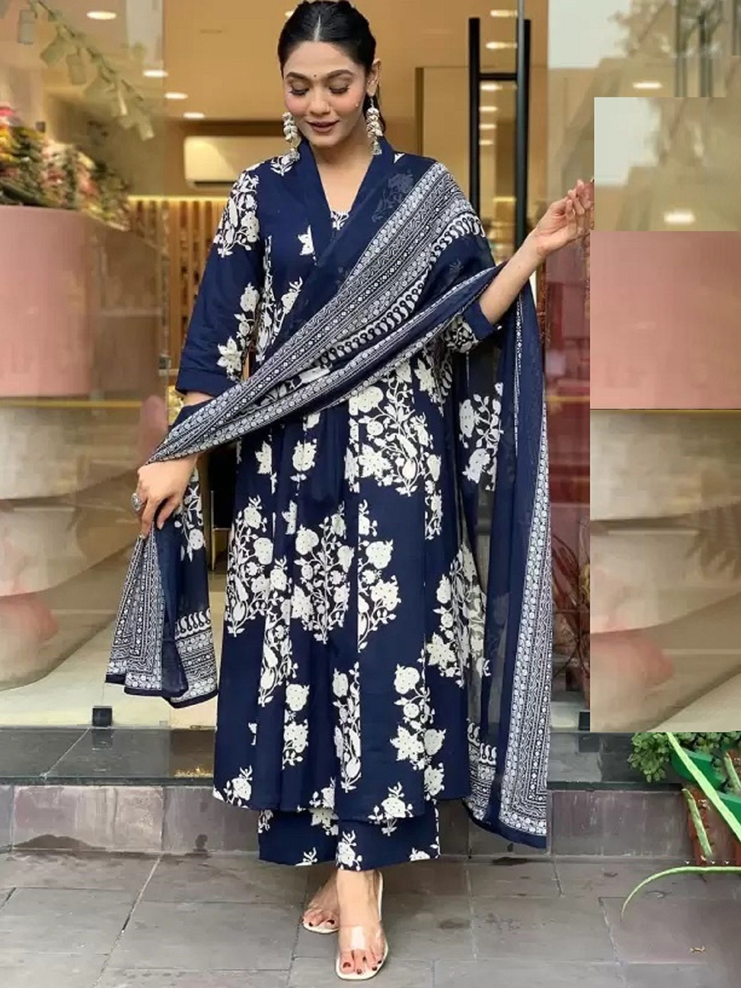 

DIVASTRI Women Floral Printed Regular Kurta with Trousers & With Dupatta, Blue