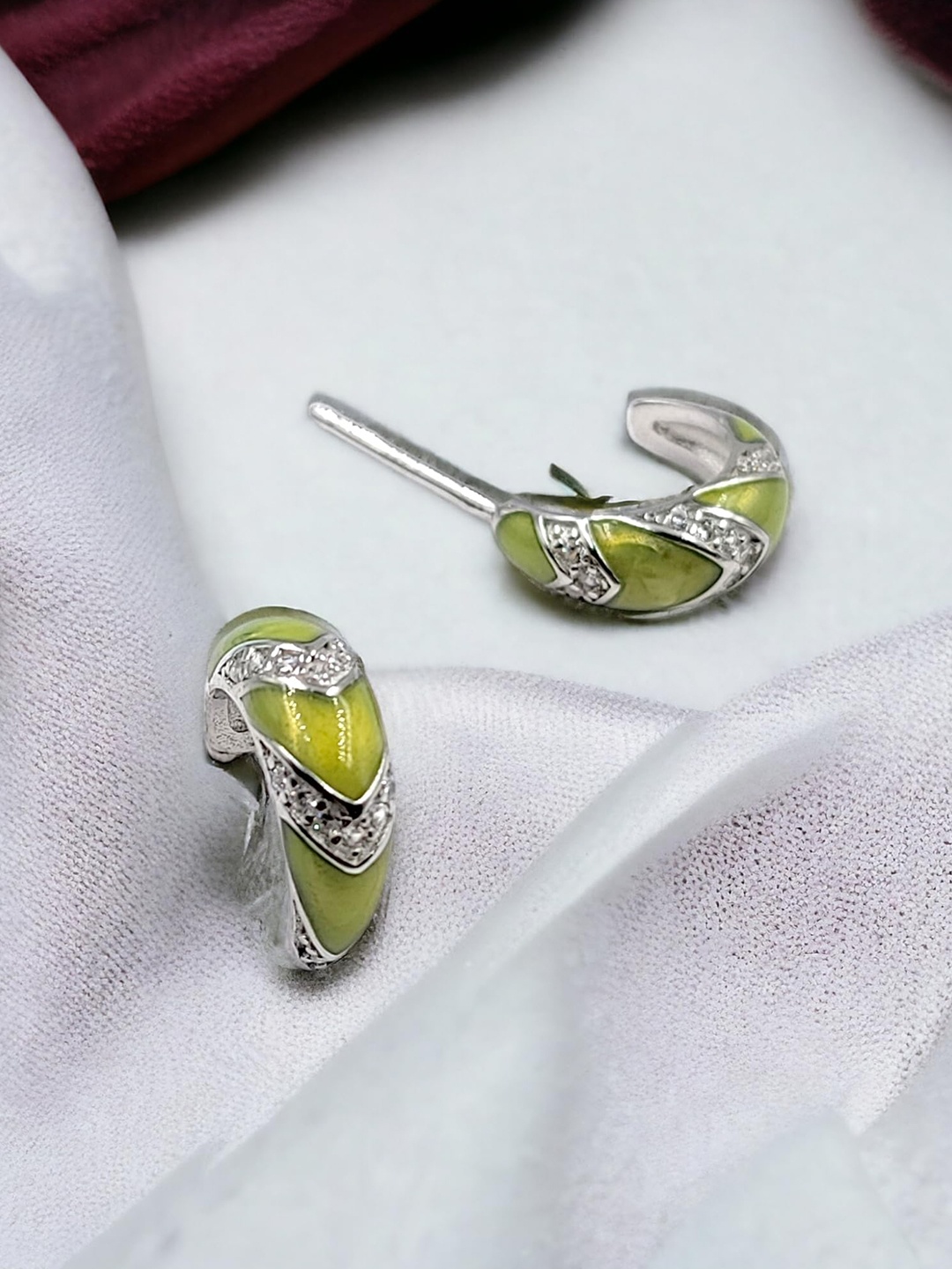 

AMONROO Contemporary Studs Earrings, Fluorescent green