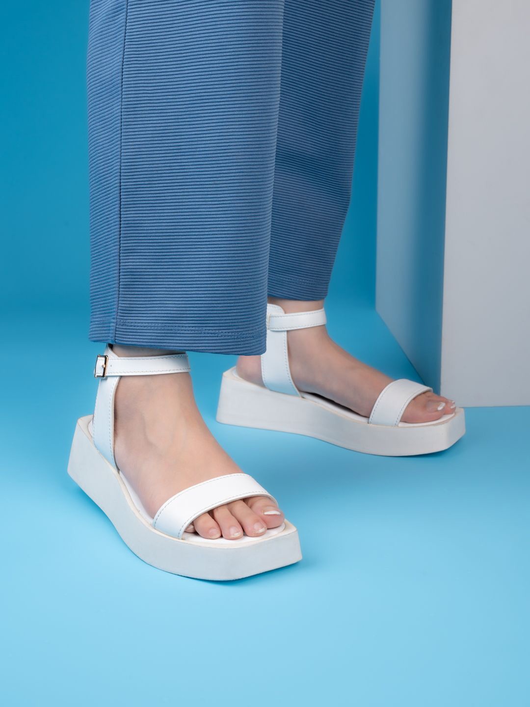 

Roadster Women Open Toe Flats, White