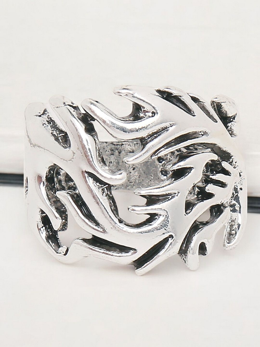 

OOMPH Men Textured Gothic Dragon Ring, Silver