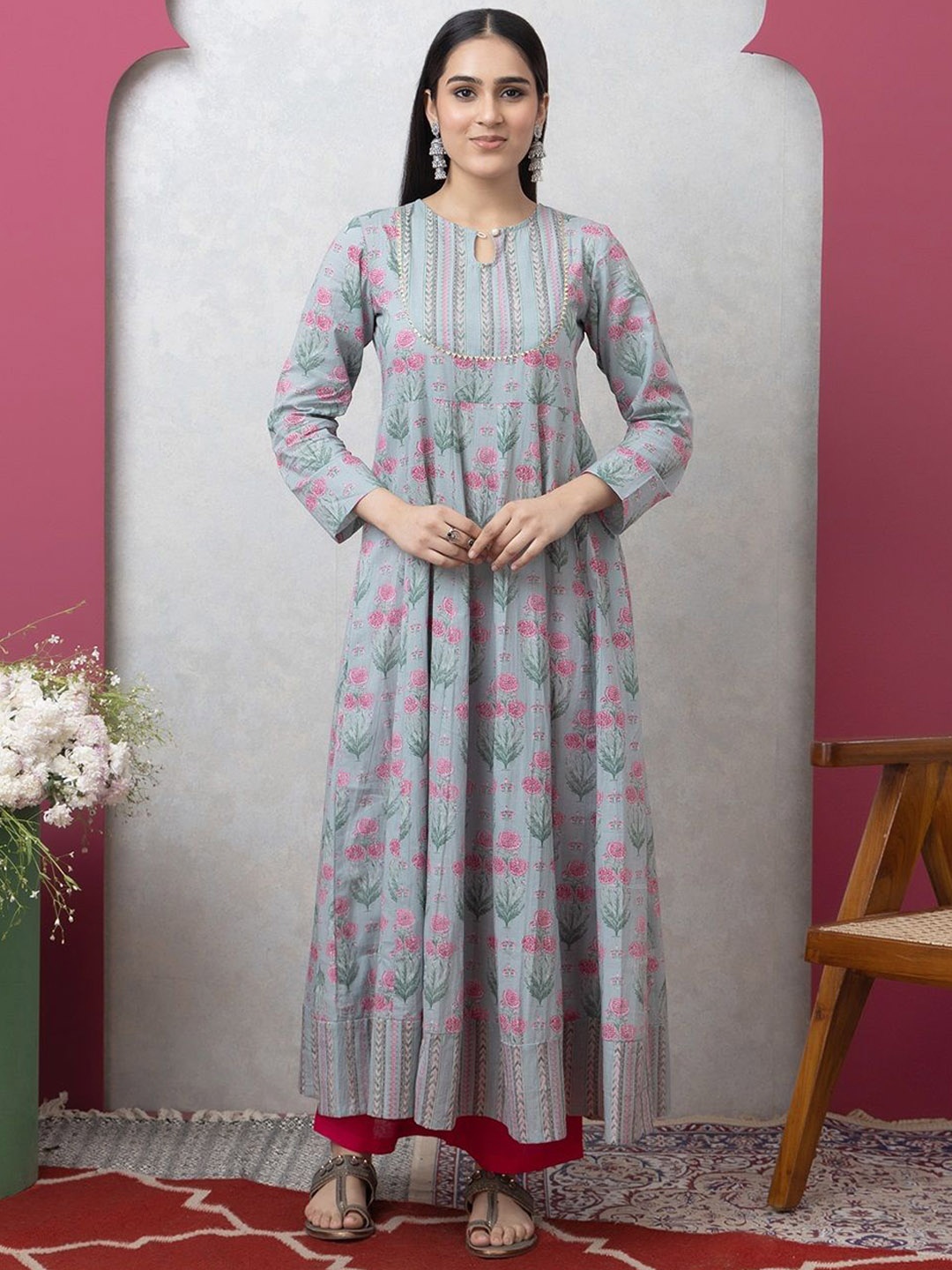 

SAKA DESIGNS Women Floral Printed Sequinned Kurta, Sea green
