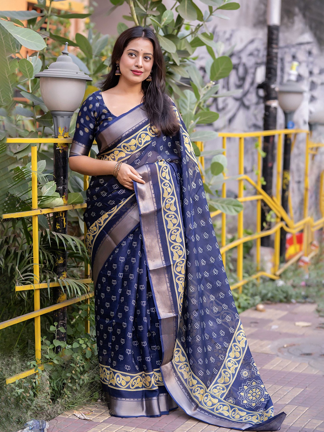

LeeliPeeri Designer Floral Zari Saree, Blue