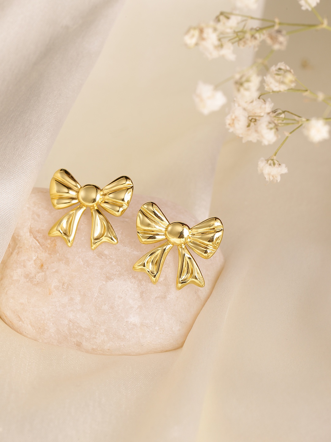 

DressBerry Contemporary Bows Studs Earrings, Gold