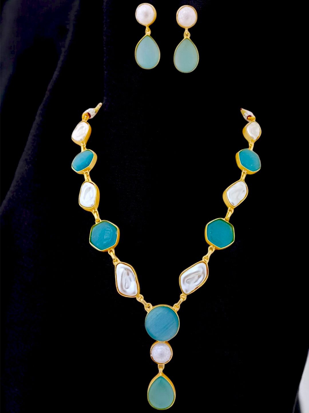 

TISHUL JEWELS Gold-Plated Stone-Studded Jewellery Set