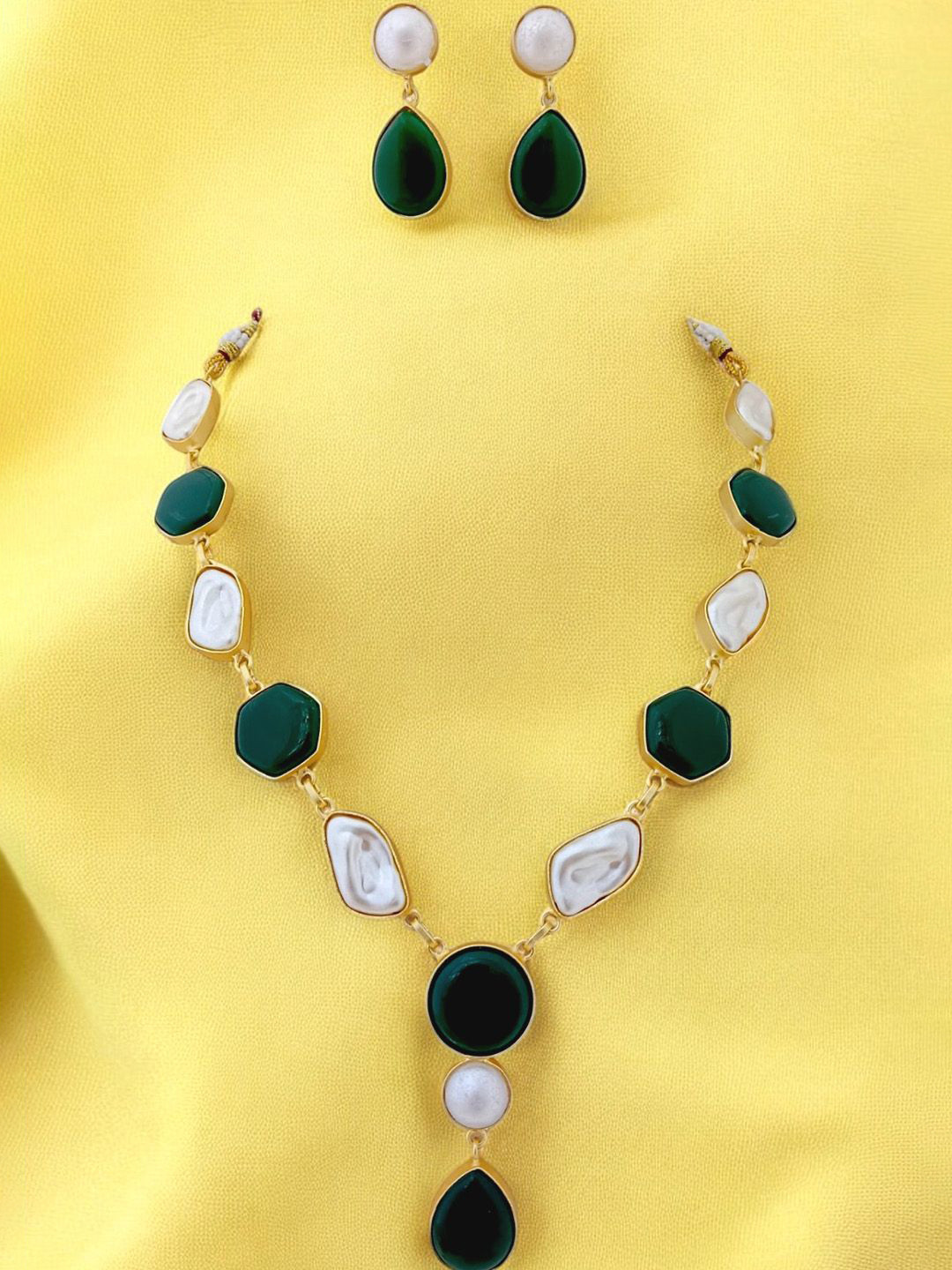 

TISHUL JEWELS Gold-Plated Stone-Studded Jewellery Set