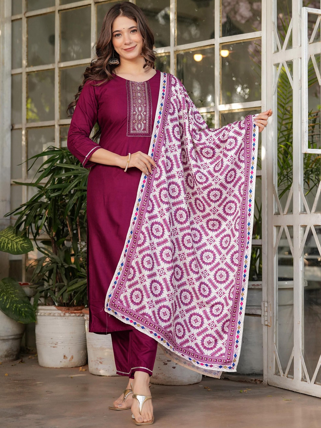 

Fashion Basket Women Ethnic Motifs Embroidered Regular Kurta with Trousers, Maroon