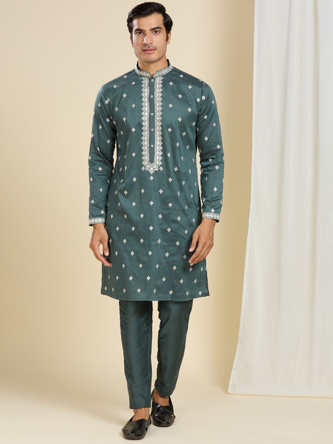 

Be Desi Men Ethnic Motifs Embroidered Regular Kurta with Pyjamas, Green