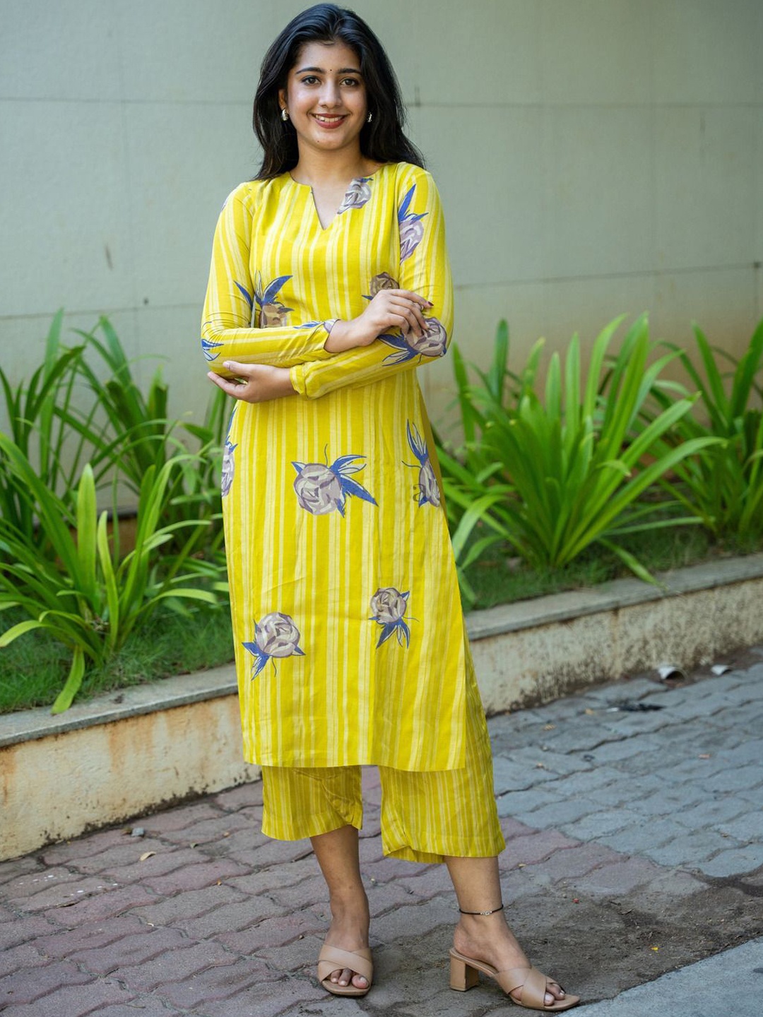 

GoSriKi Women Floral Printed Regular Kurta with Palazzos, Yellow
