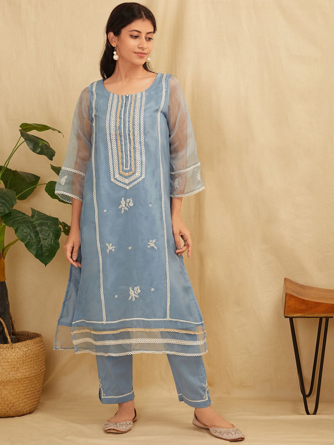 

zuri Women Floral Embroidered Regular Kurta with Trousers, Blue