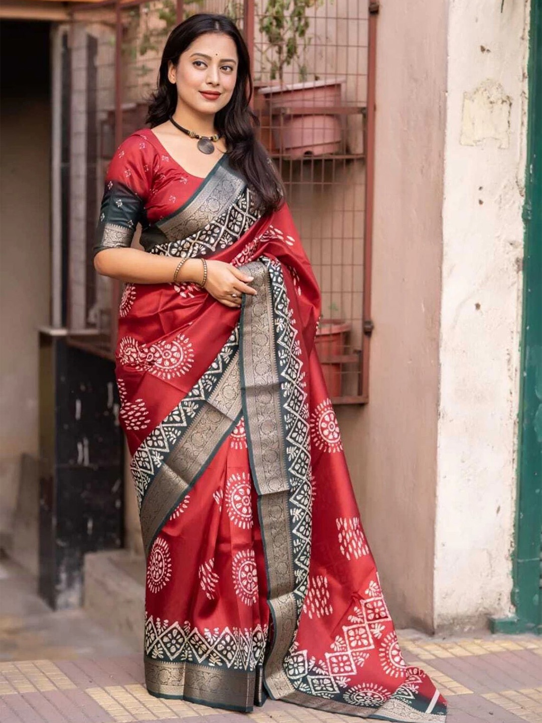 

MAGNEITTA Batik Zari Silk Blend Saree, Maroon