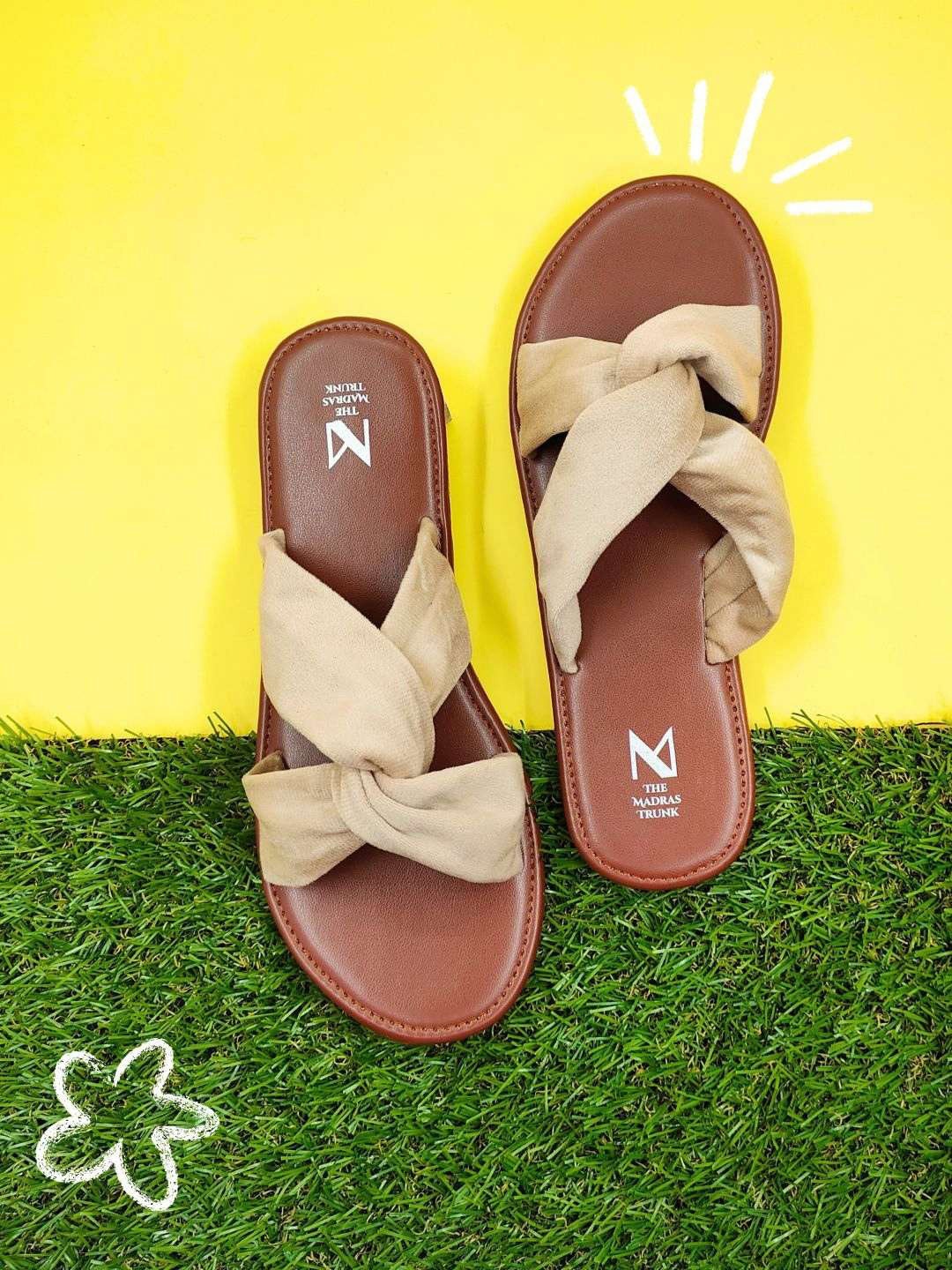 

THE MADRAS TRUNK Women Open Toe Flats with Bows, Brown