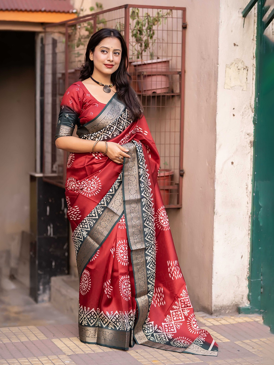 

LeeliPeeri Designer Batik Zari Saree, Red