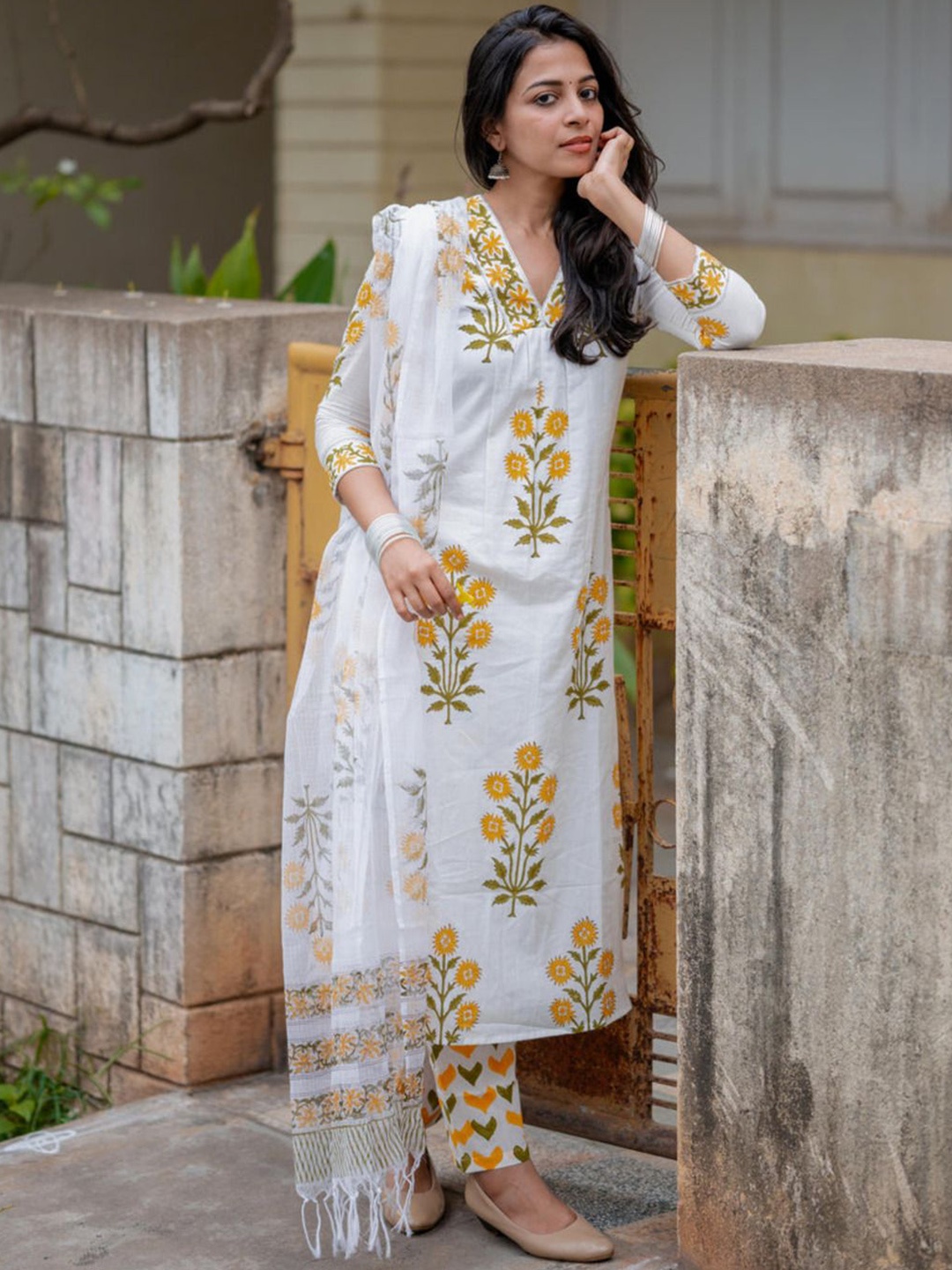 

GoSriKi Women Floral Printed Regular Kurta with Trousers & With Dupatta, White