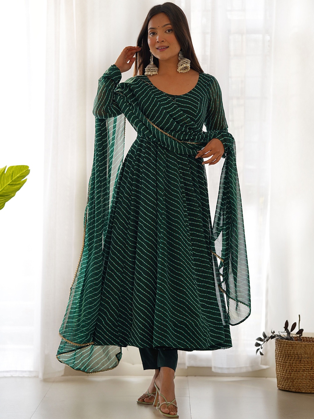 

CULTISE QUEEN Women Striped Regular Pure Silk Kurta with Trousers & With Dupatta, Green