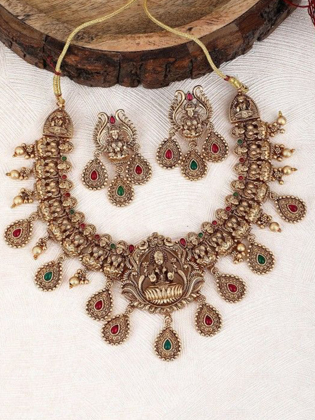 

AURAA TRENDS Gold-Plated Kudan-Studded & Beaded Jewellery Set