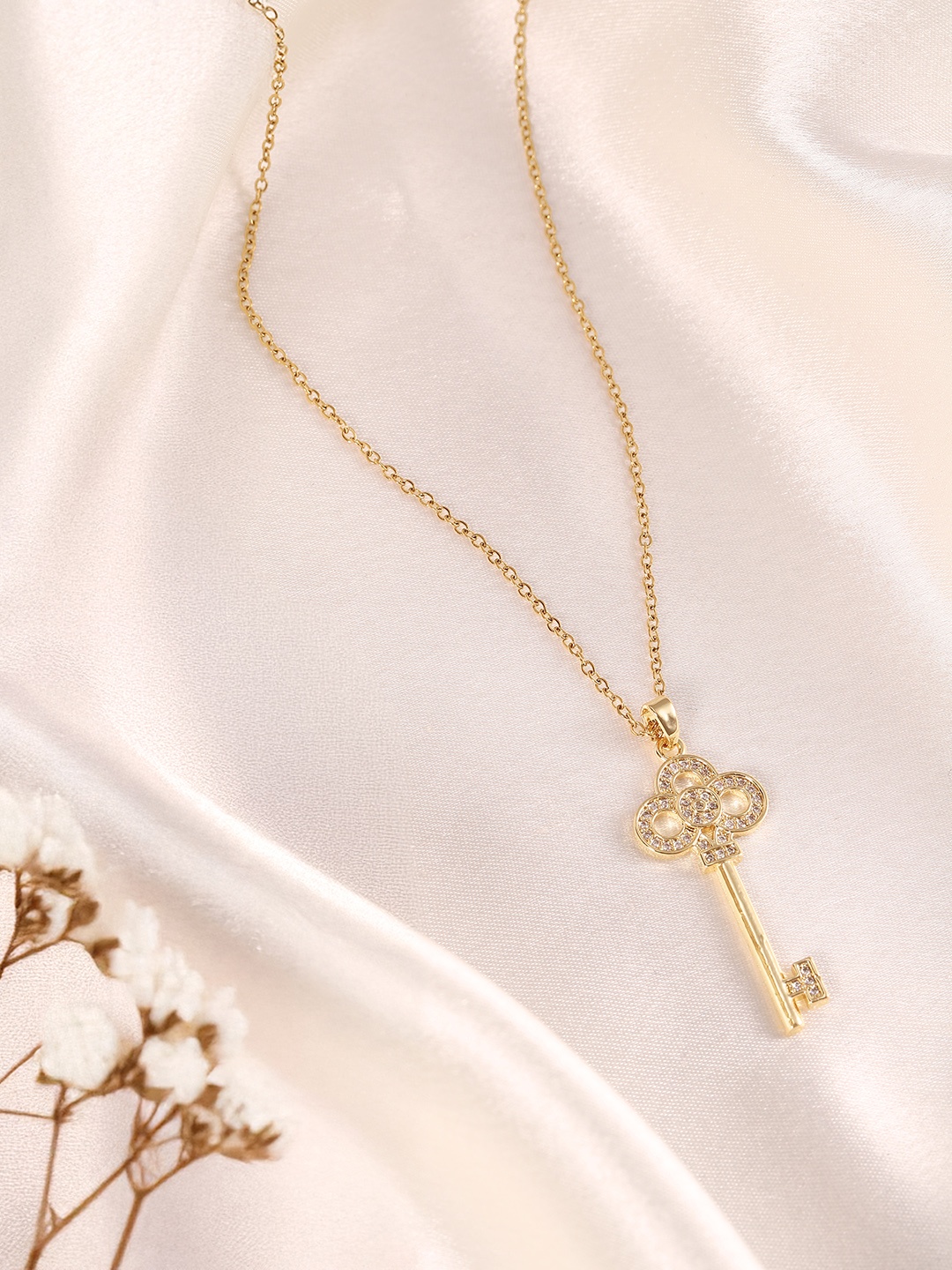 

DressBerry Gold Toned Chain and Pendant