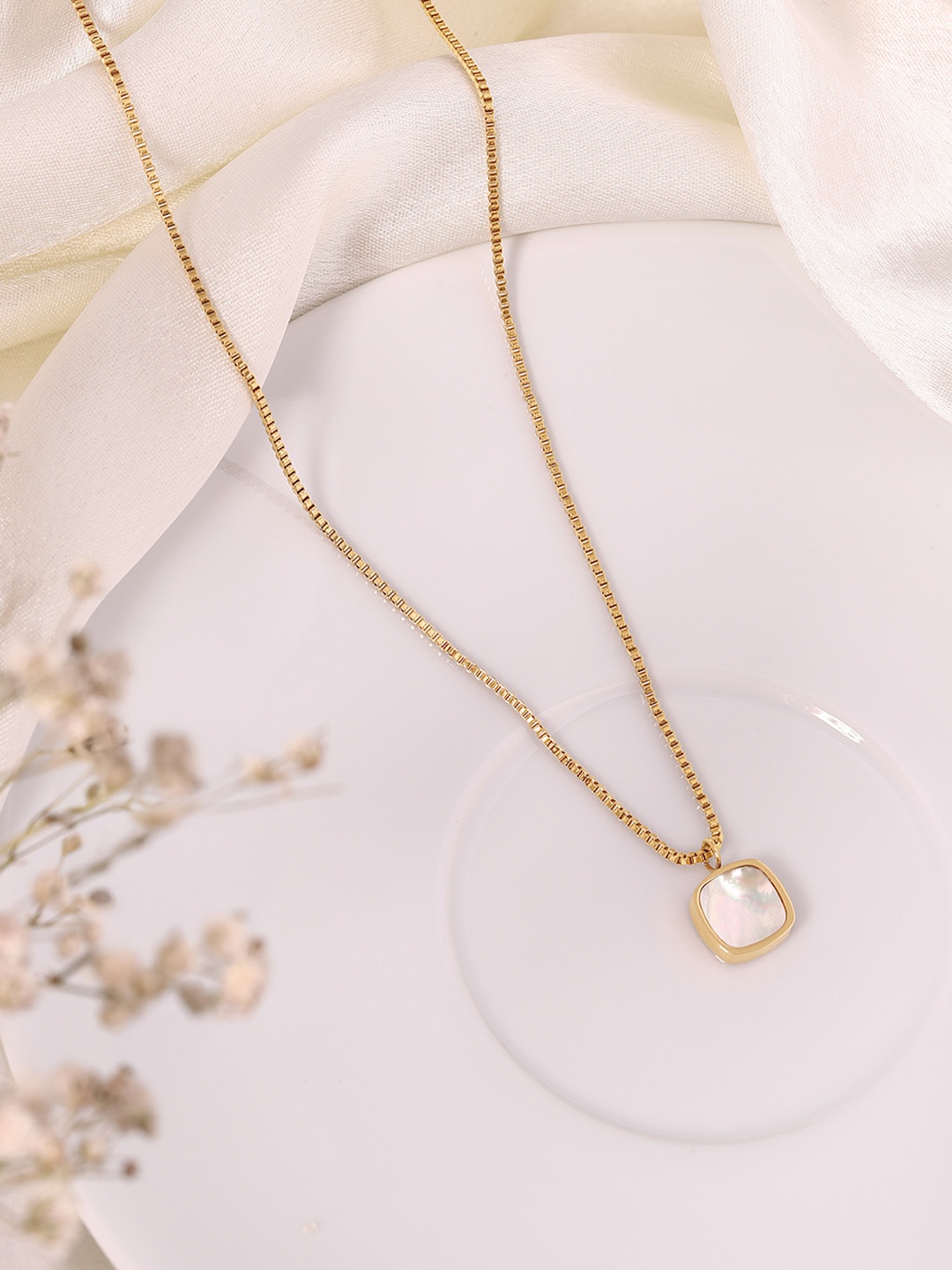 

DressBerry Square Shape Pendant with Chain, Gold