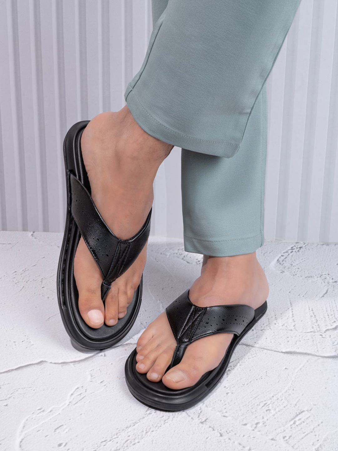 

The Roadster Lifestyle Co Men Comfortable Sandals, Black