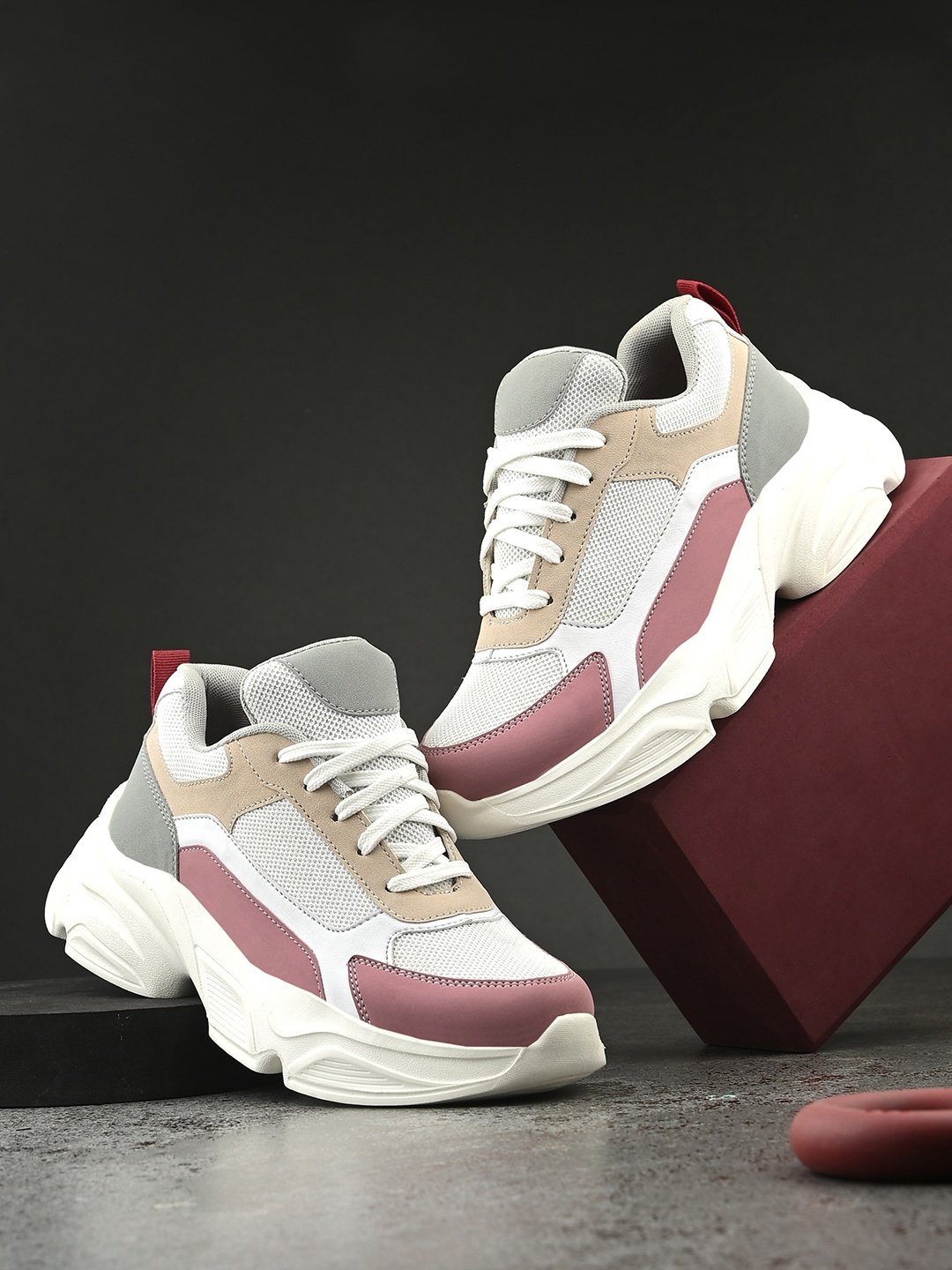

The Roadster Lifestyle Co Women Casual Sneakers, White