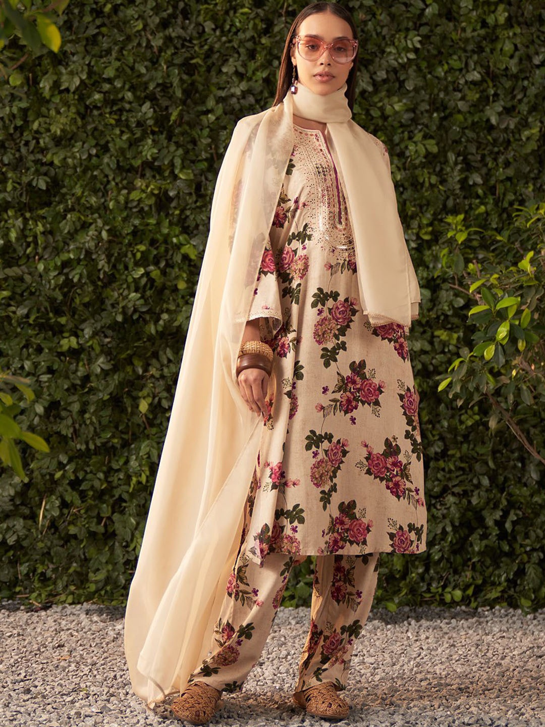 

Lakshita Women Floral Printed Regular Kurta with Trousers & With Dupatta, Cream