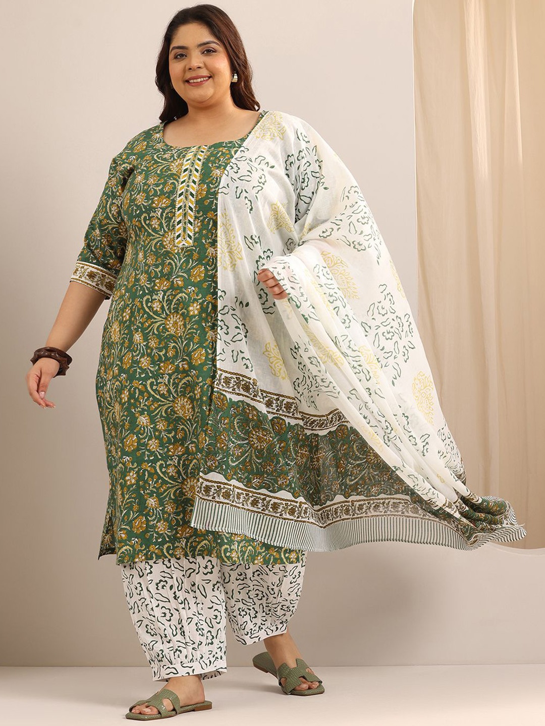 

EXTRA LOVE BY LIBAS Plus Size Women Floral Printed Kurta with Salwar & With Dupatta, Green