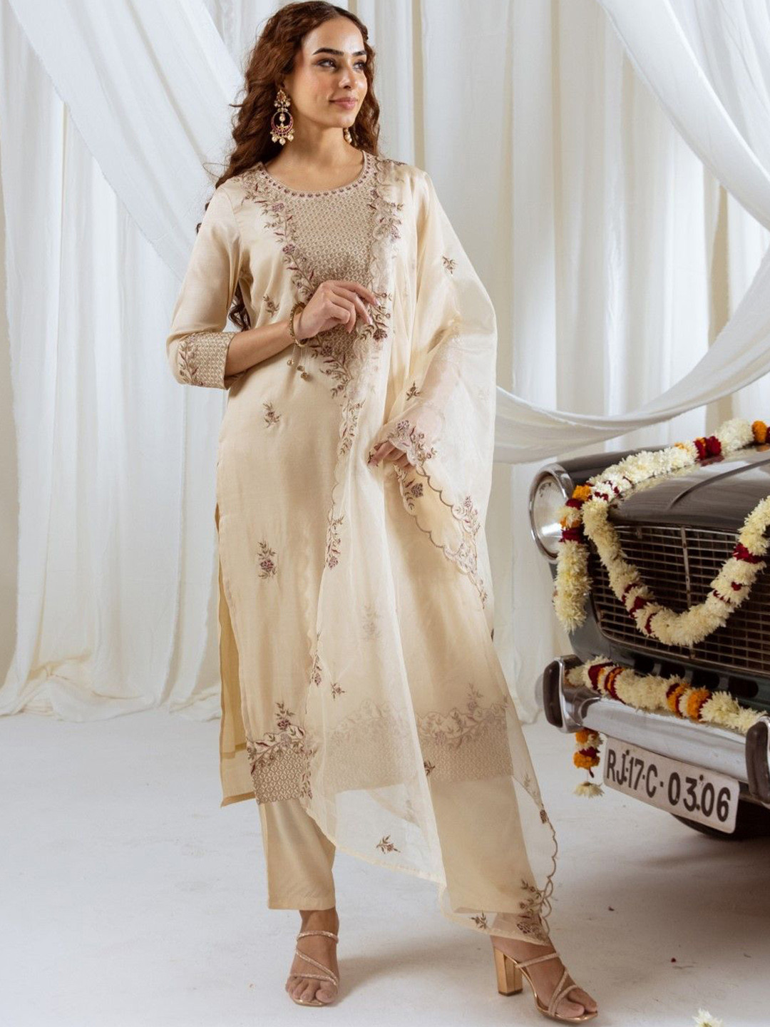 

AUTUMN LANE Women Ethnic Motifs Embroidered Regular Thread Work Kurta with Trousers & With Dupatta, Bronze